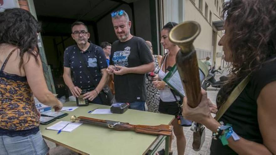 Los festeros recogieron ayer la pólvora, tras presentar sus licencias de armas, para participar en el Alardo de los Moros y Cristianos de mañana.