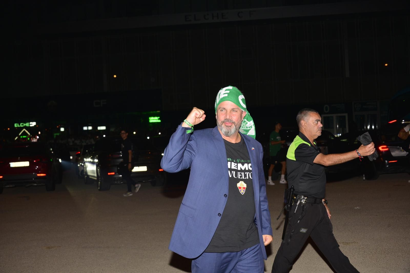 La afición del Elche recibe a los héroes del ascenso a su llegada al Martínez Valero