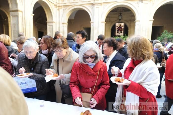 Reparto de boniatos en el Palacio Episcopal por San Fulgencio