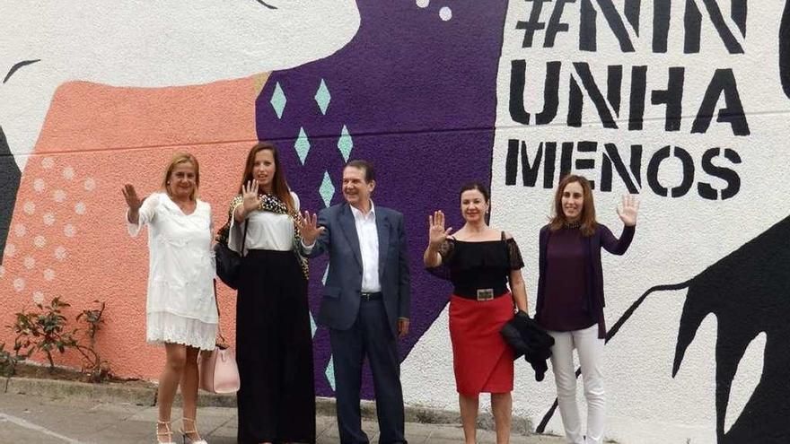 Carmela Silva, Vanesa Álvarez, Abel Caballero, Uxía Blanco y Laura Iglesias, ayer, ante el mural. // FdV