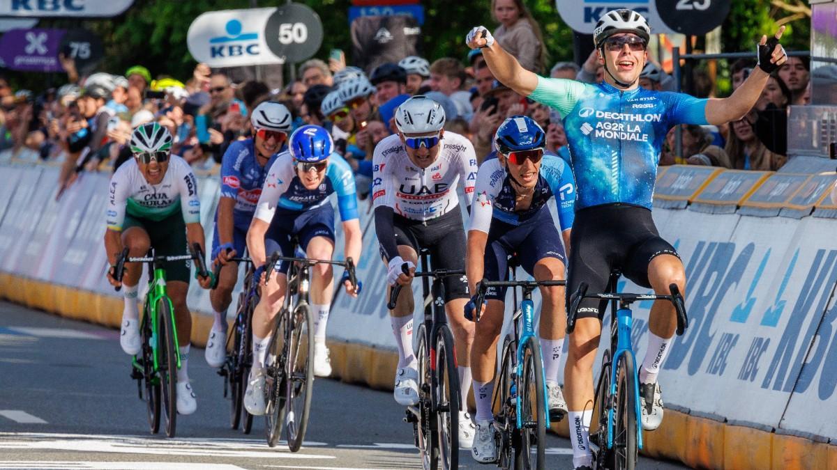 Cosnefroy celebra su victoria