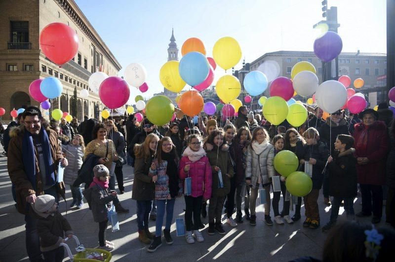 Suelta de globos literarios en la plaza del Pilar