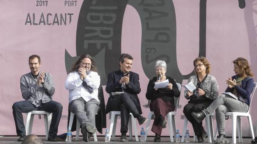 Encuentro literario sobre Bernat Capó ayer en la Plaça del Llibre d&#039;Alacant.