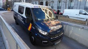 MADRID, 30/01/2023.- Un furgón policial entra en el garaje de la Audiencia Nacional este lunes en Madrid donde comparece Yassine Kanjaa, el presunto autor de los ataques a dos iglesias de Algeciras (Cádiz), en los que murió el sacristán Diego Valencia y resultaron heridas otras cuatro personas. EFE/ Borja Sánchez Trillo