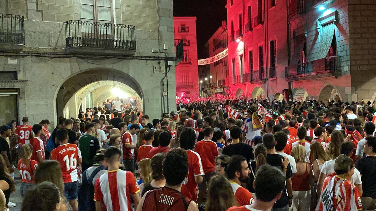 La plaça del Vi de Girona, plena durant la celebració del doble ascens