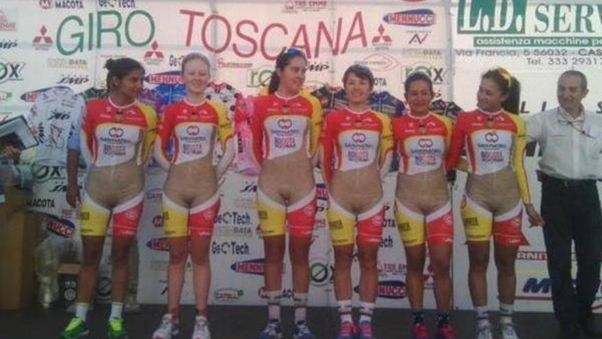 Ola de críticas al maillot de un equipo de ciclistas colombianas