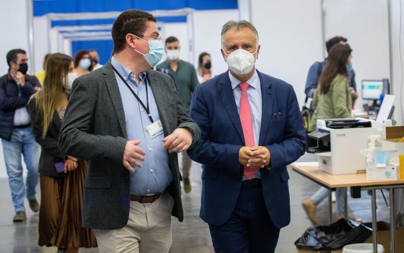 Visita de Ángel Víctor Torres al centro de rastreadores en el Recinto Ferial de Santa Cruz de Tenerife