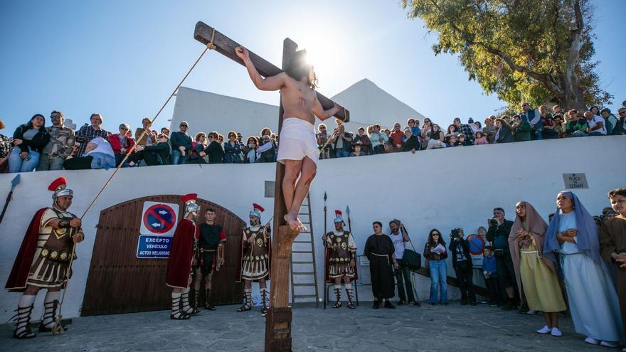 Crucifixión de Jesucristo en el Via Crucis de Santa Eulària del año pasado. | VICENT MARÍ