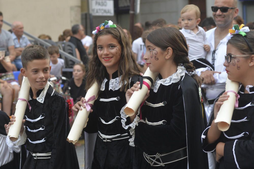 Los Moros y Cristianos reúnen a 350 niños en un desfile por las calles de Elche y la Gestora de Festejos Populares celebra una fiesta infantil en el Paseo de la Estación