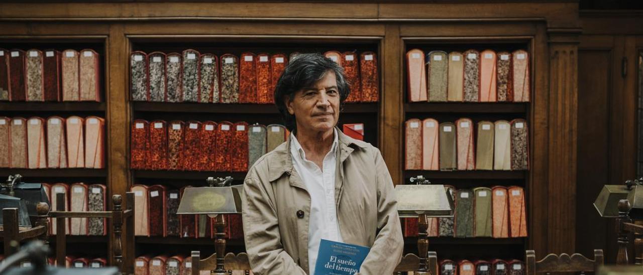 El aragonés Carlos López Otín, un referente en la investigación contra el cáncer, en la  biblioteca de la Universidad de Oviedo, donde dirige su laboratorio