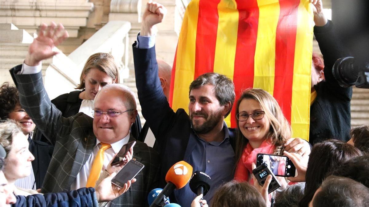 Lluís Puig, Toni Comín y Meritxell Serret celebran la decisión del juez.