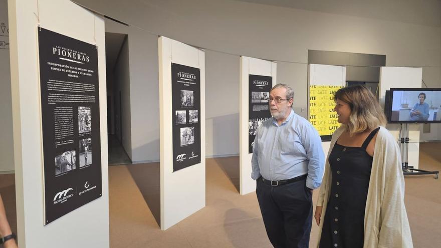 Rabanal y López, en la inauguración de la muestra «Pioneras», en la Térmica Cultural de Ponferrada. | Hunosa