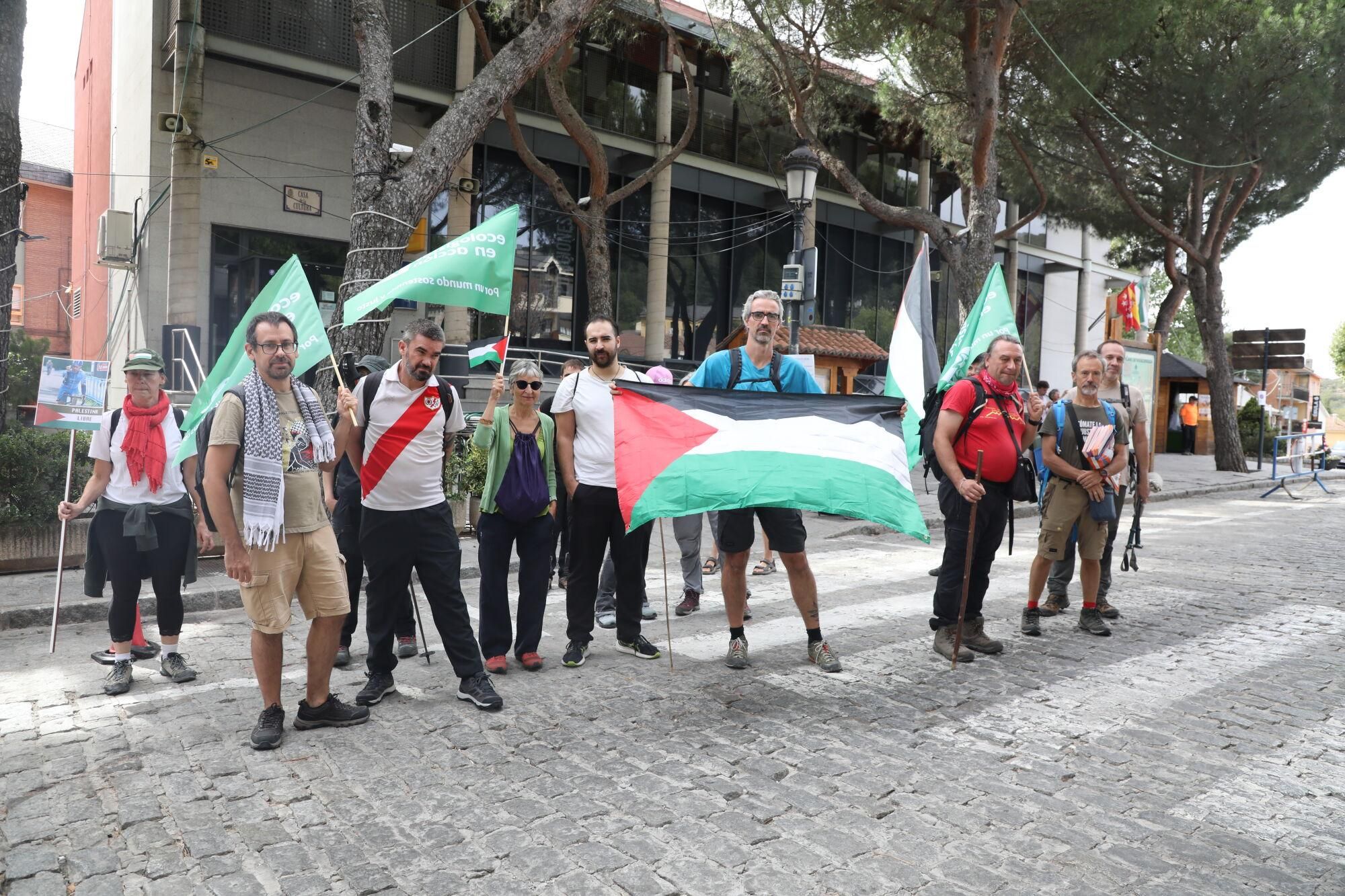 Un grupo de activistas de Ecologistas en Acción en Navacerrada durante la 20ª etapa de la Vuelta Ciclista a España, a 13 de septiembre de 2025, en Navacerrada, Madrid (España). Las protestas contra el equipo Israel Premier Tech en la Vuelta a España han causado cortes, suspensiones y decenas de detenidos. Incidentes relevantes llevaron a cancelar la etapa 11 y a interrumpir otras por seguridad. El equipo israelí tuvo que retirar su nombre del maillot para reducir la tensión. A pesar de todo, sigue en competición, pero bajo fuerte presión social y policial. 13 SEPTIEMBRE 2025;PROTESTAS;PROPALESTINA;PALESTINA;ISRAEL;VUELTA CICLISTA;ESPAÑA;MADRID;NAVACERRADA Rafael Bastante / Europa Press 13/09/2025. Rafael Bastante