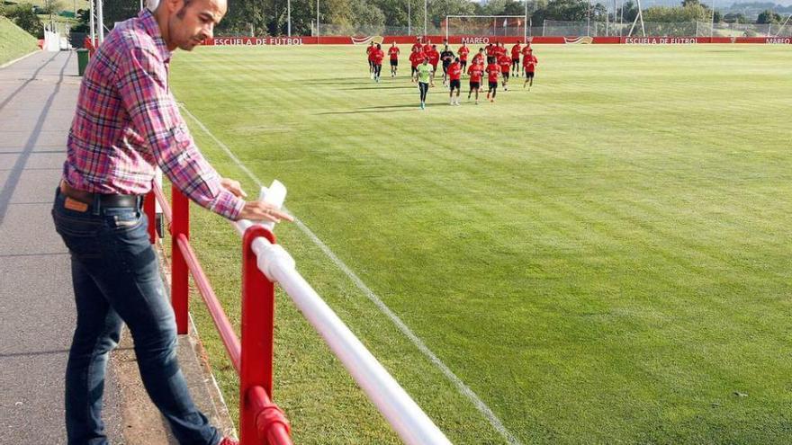 Mario Cotelo observa un entrenamiento del Sporting en el campo número 5 de Mareo.