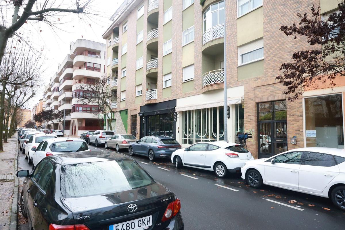 Conmoción en la avenida de París de Cáceres por la muerte de un joven