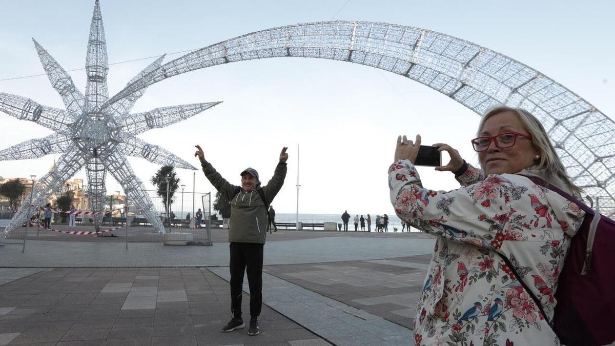 LUCES NAVIDAD VIGO: La estrella polar gigante ya brilla en Asturias