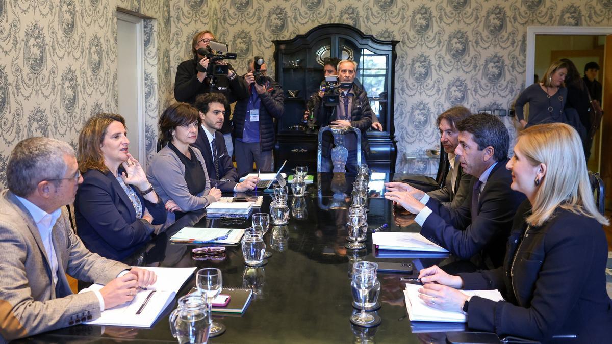 La vicepresidenta tercera y Ministra para la Transición Ecológica y el Reto Demográfico, Teresa Ribera (2i), se reúne con el presidente de la Generalitat Valenciana, Carlos Mazón (2d), en la sede del Ministerio, a 19 de febrero de 2024, en Madrid (España)