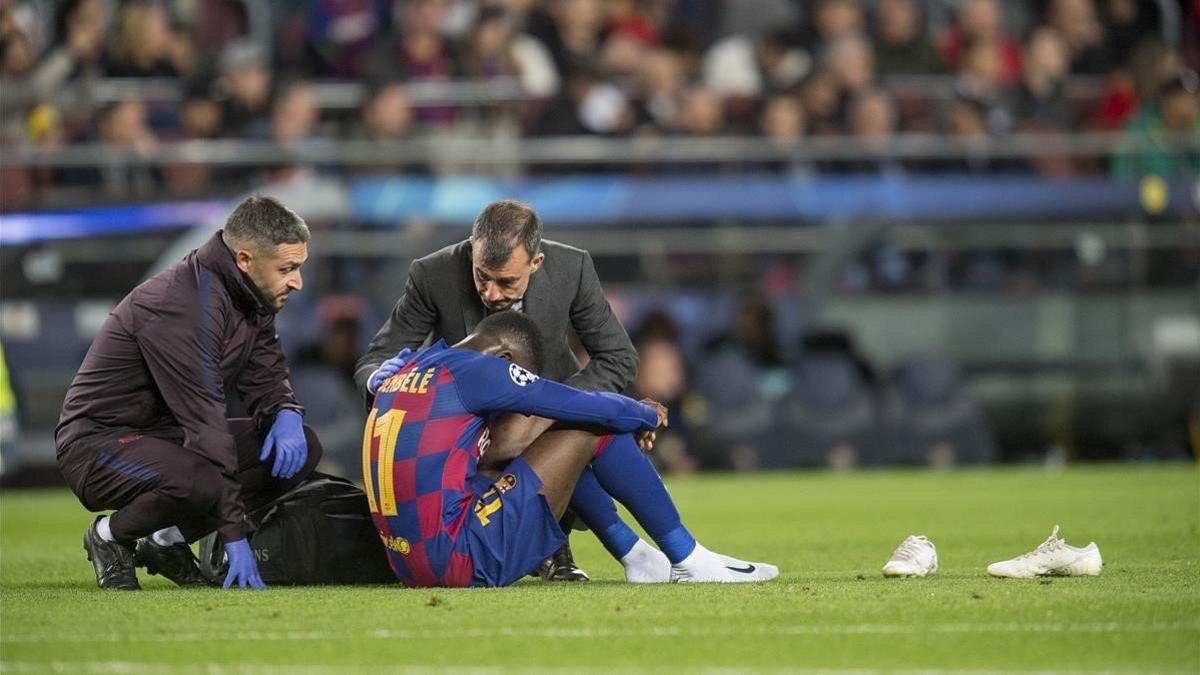 Dembélé, abatido tras lesionarse de nuevo durante el partido contra el Dortmund.