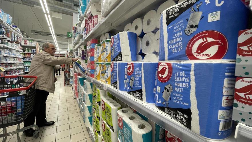 Prestatgeries d’un supermercat amb productes Auchan, marca blanca d’Alcampo. | FERRAN NADEU