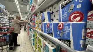 La guerra entre supermercats i fabricants esclata després de dos anys d'inflació i davant l'avenç imparable de la marca blanca
