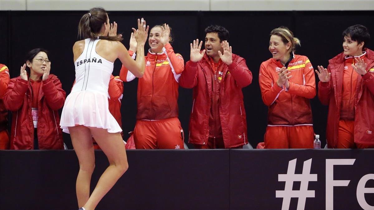 Georgina García es felicitada por todo el equipo tras ganar un punto decisivo en el Japón-España.