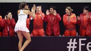 Georgina García es felicitada por todo el equipo tras ganar un punto decisivo en el Japón-España.