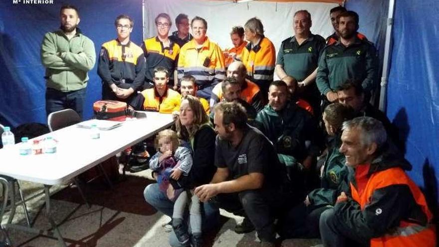 Madre e hija posan con agentes y sanitarios tras el feliz reencuentro.