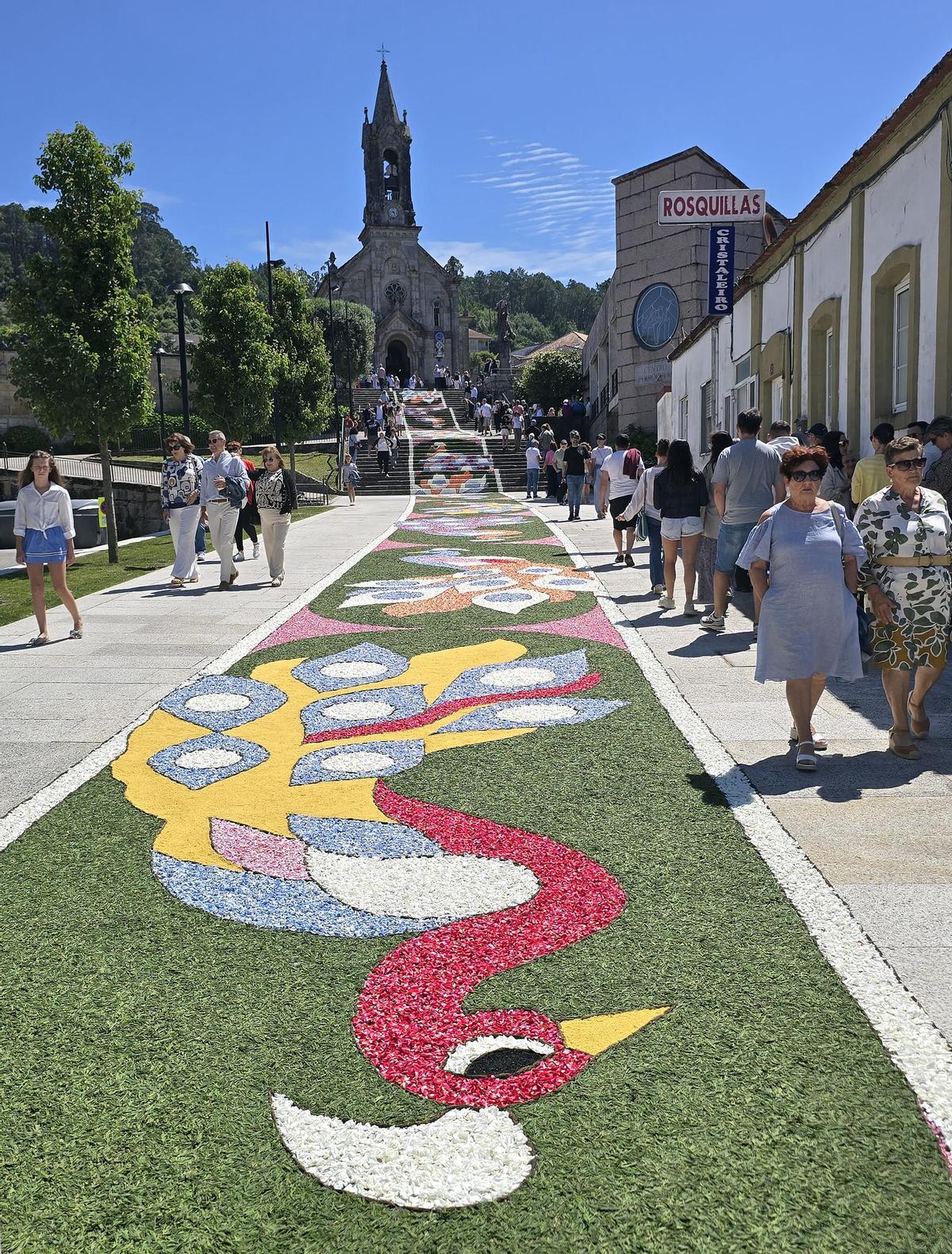 El Corpus Christi de Gondomar con su singular escalera floral El Corpus Christi de Gondomar con su singular escalera floral