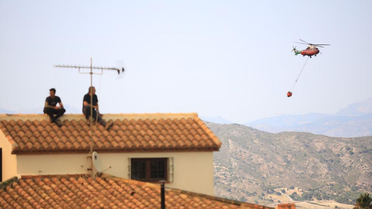 Un helicóptero trabajando en la extinción del incendio de la Sierra de Mijas.