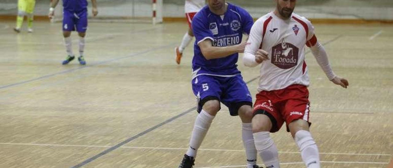 Momento del partido entre el Gijón Playas y Cinco As.