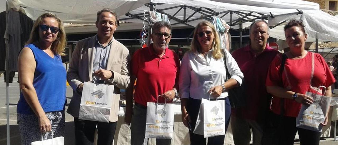 Representantes de agencias turísticas con la regidora de Turismo, Lucía Escribano, en el mercado.