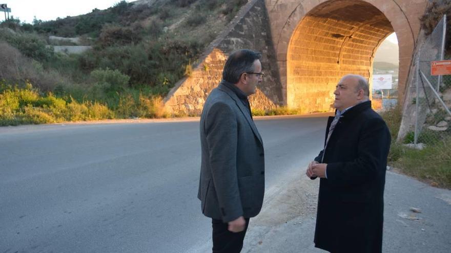 Diego Conesa y Pascual Lucas presentaron ayer el proyecto del puente del Asensao.