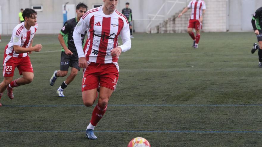 Ricón controla el balón durante el partido de ayer. |  Santos Álvarez