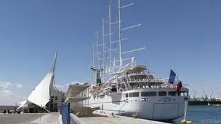 El velero más grande del mundo atraca en el puerto de Alicante