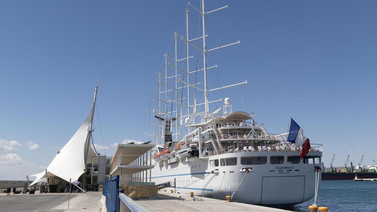 El velero atracado en el puerto de Alicante.