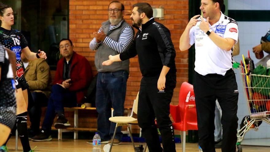 Diego Carrasco da órdenes a sus jugadoras en un partido en Carranque.