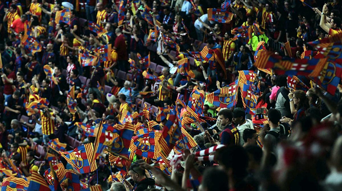 La escena de la pitada al himno español en la final de la Copa del Rey, vista desde las gradas del Camp Nou.