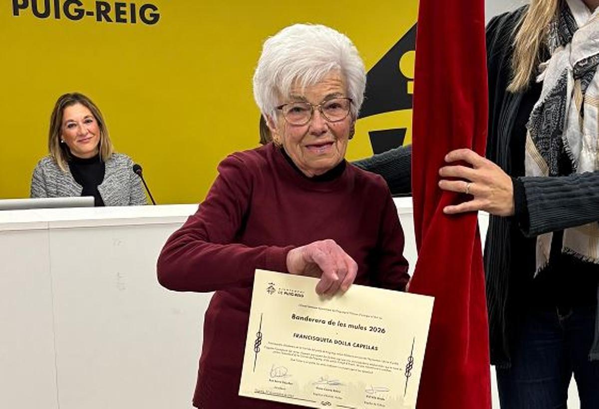 Francesca Dolla amb el diploma de banderera de les mules
