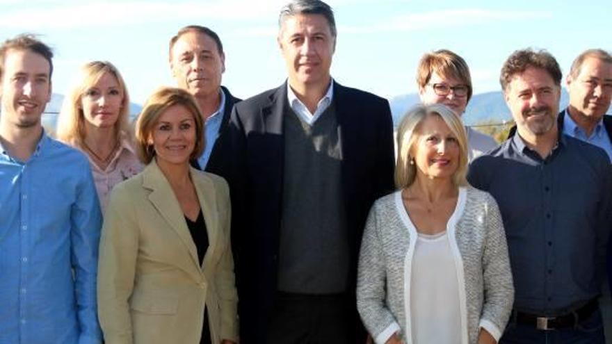 De Cospedal i Albiol (al centre de la imatge) amb els candidats del partit a la circumscripció de Girona.