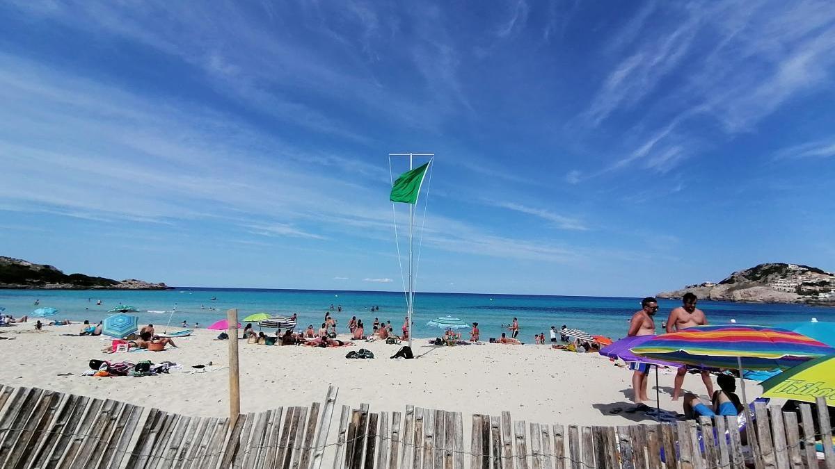 Selbst am Strand liegen, statt für die Urlauber zu arbeiten: Die Besucher der Cala Agulla kommen von ganz Mallorca