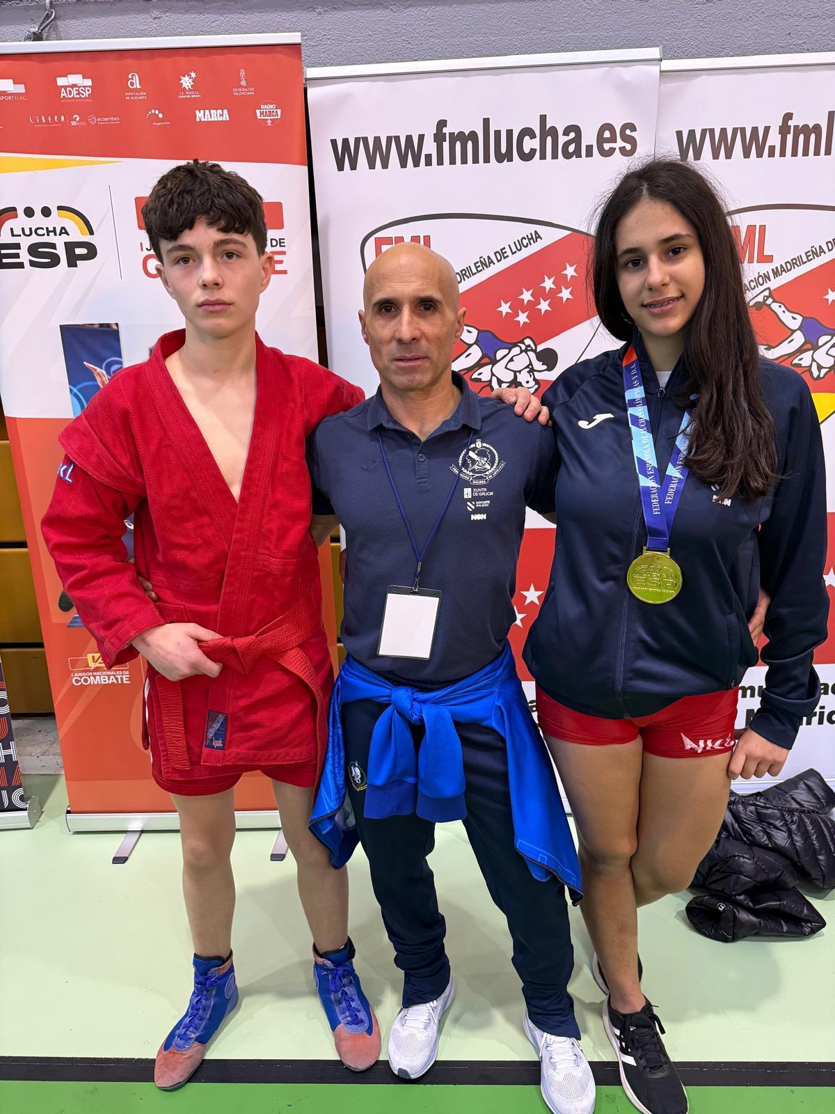 Senín con dos de sus pupilos que acudieron a San Sebastián de los Reyes.