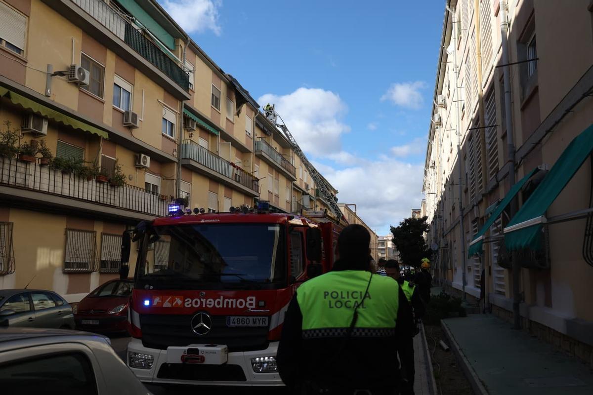 Revestimiento asfáltico para los tejados de un bloque de viviendas en Elda