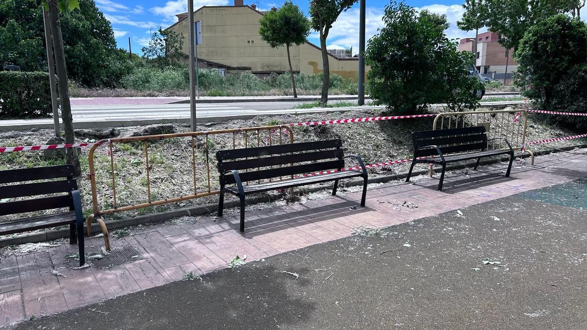 Instalación de vallas provisionales en el parque infantil de Los Pelambres.