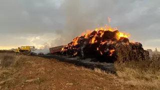 Un rayo desata un incendio a las puertas del casco urbano de Palacios