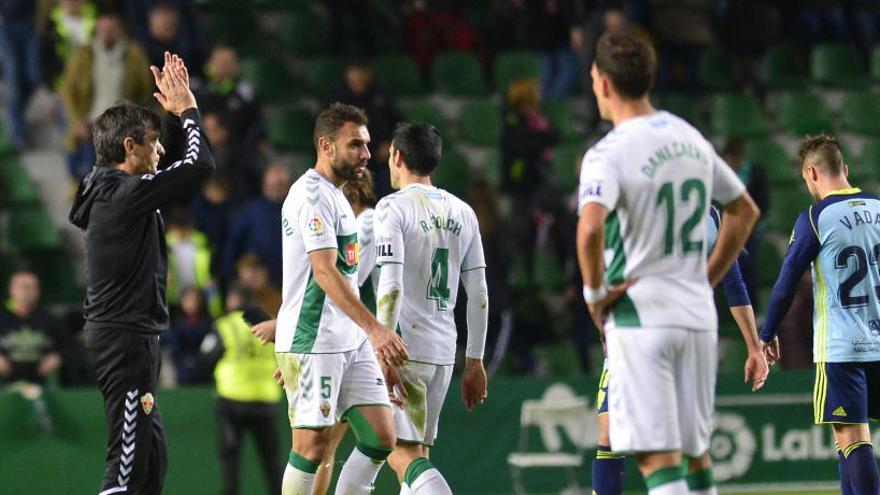 Los jugadores del Elche y Pacheta agradecen el apoyo de la afición al final del partido frente al Almería