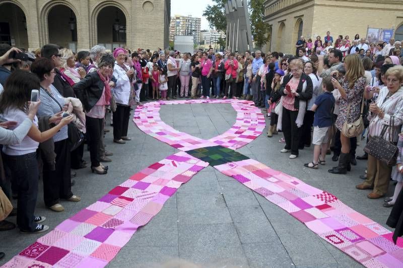 Fotogalería: La plaza del Pilar se tiñe de rosa contra el cáncer de mama