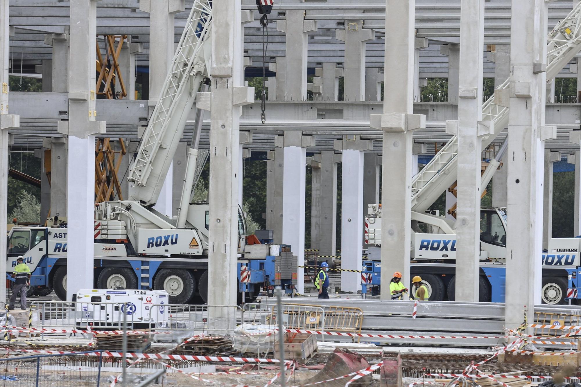 Amazon, una obra de altura en Bobes: grúas y escaleras colosales para montar un gigante