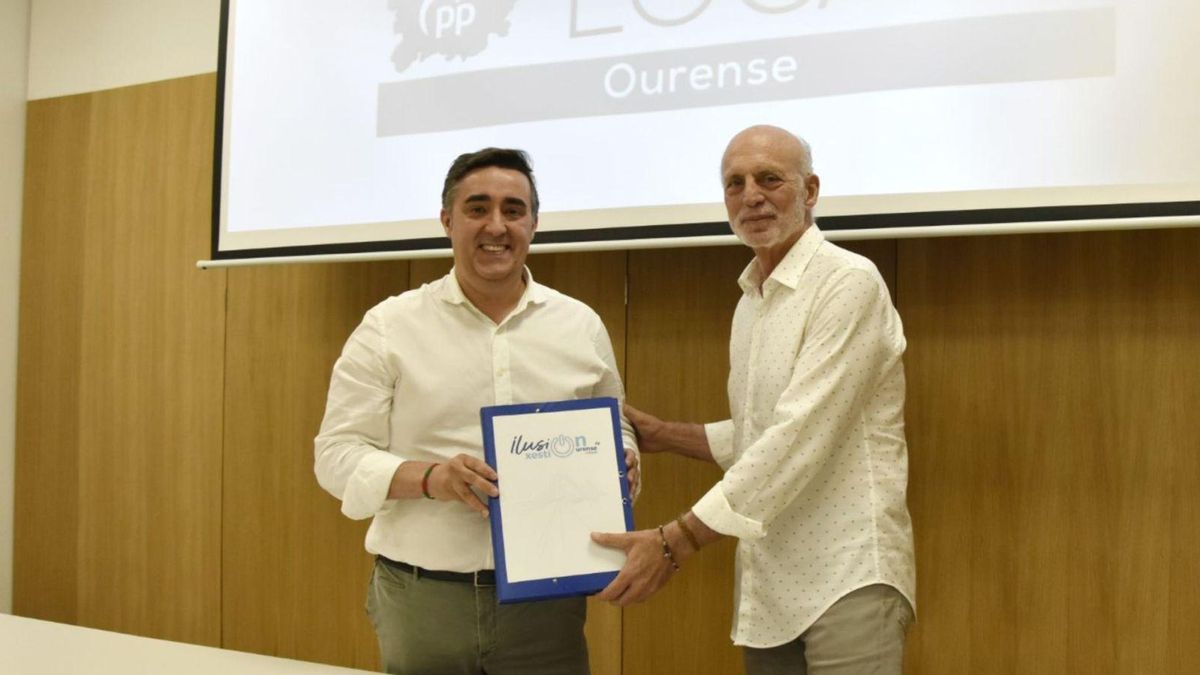 Manuel Cabezas (derecha) entregando ayer sus avales a Jorge Pumar, presidente del comité organizador del congreso local.