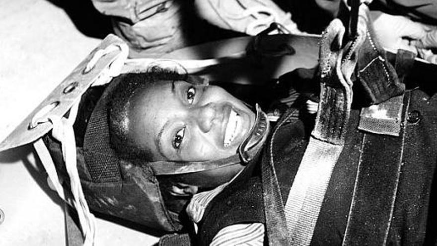 Hoteline Losama sonríe tras ser rescatada por los Bomberos sin Fronteras franceses.