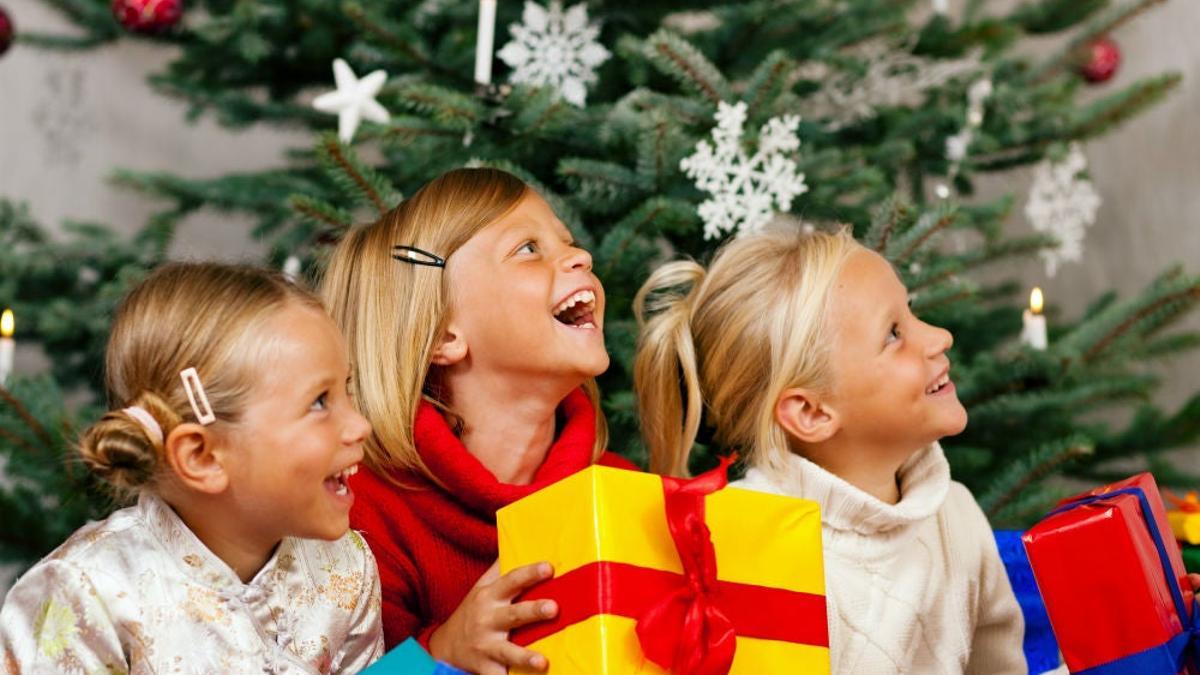 Niñas con regalos en Navidad